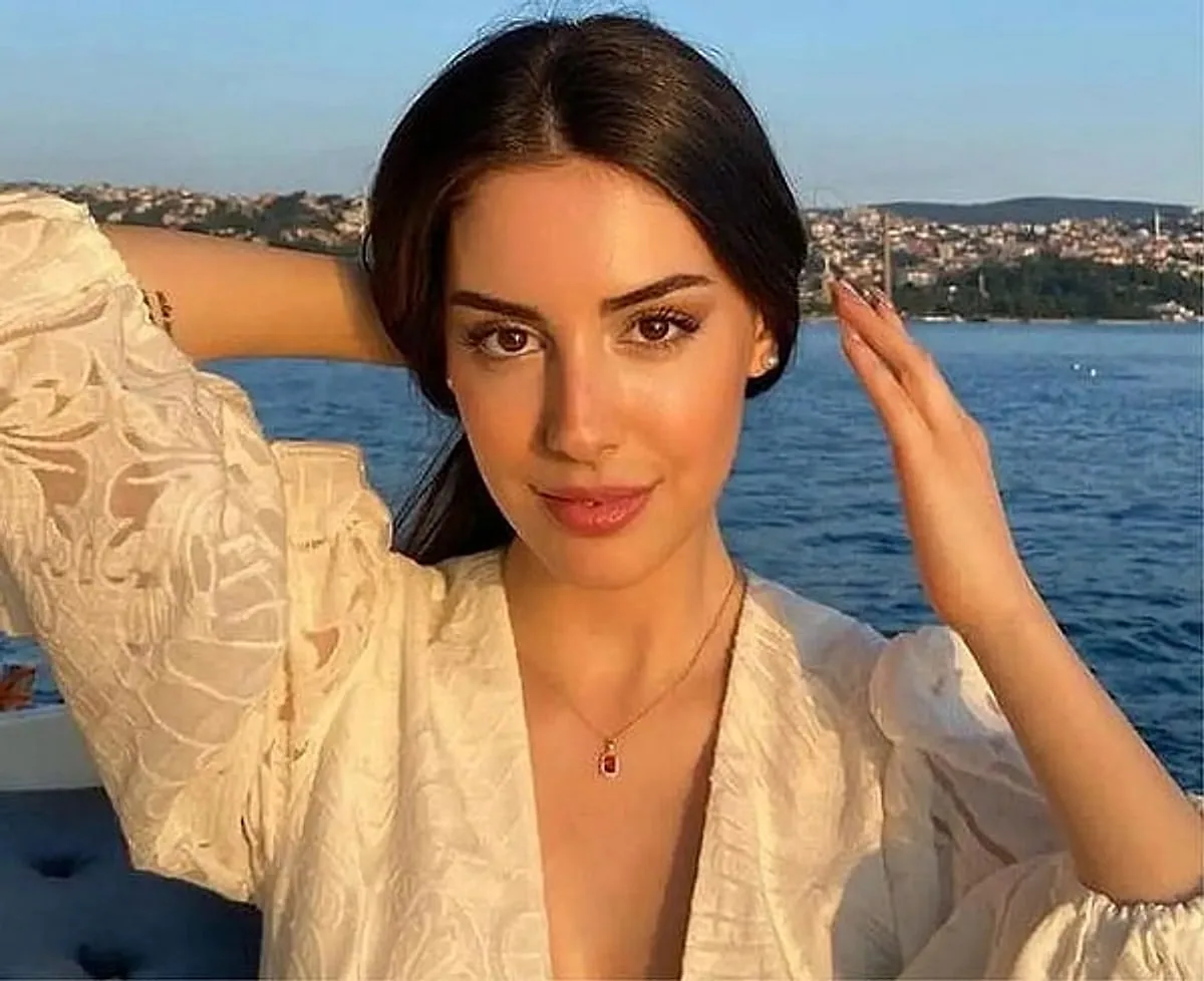 مشهد من مسلسل شراب التوت — الحقوق لأصحابها