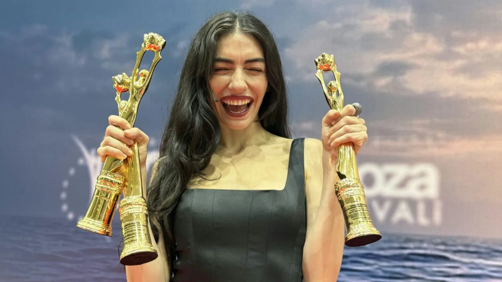 الممثلة هازار إيرجوتشلو في حفل أضنة الذهبية — الحقوق لأصحابها