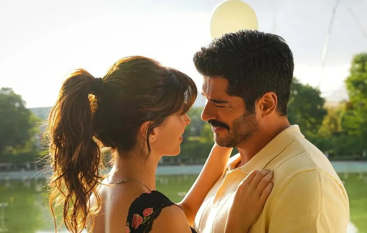 بوراك أوزجيفيت وباشاك غومولجيني في مسلسل حيث تشرق الشمس