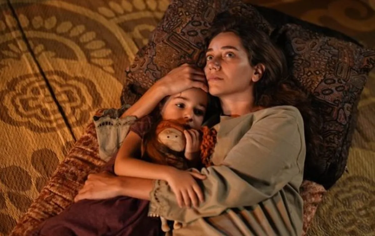 بوراك أوزجيفيت وباشاك غومولجيني في مسلسل حيث تشرق الشمس