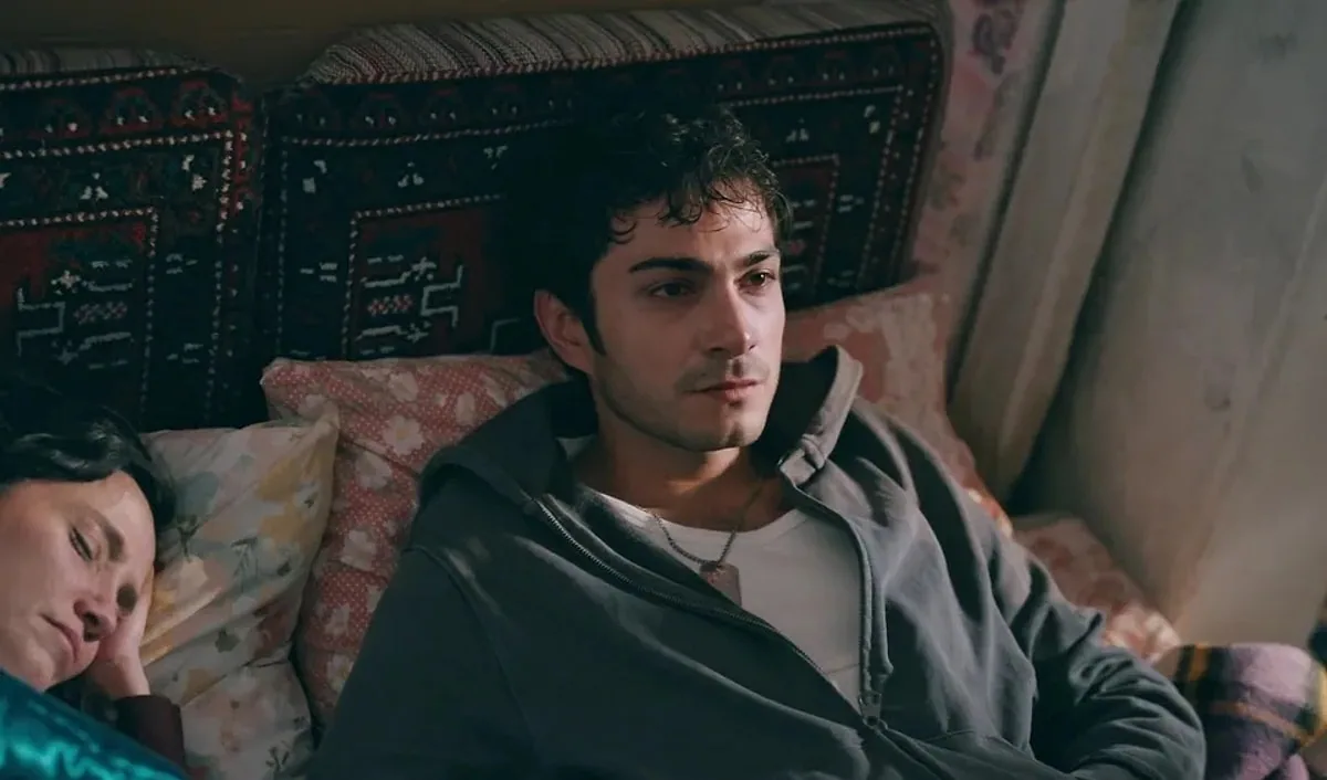 مشهد من مسلسل المدينة البعيدة