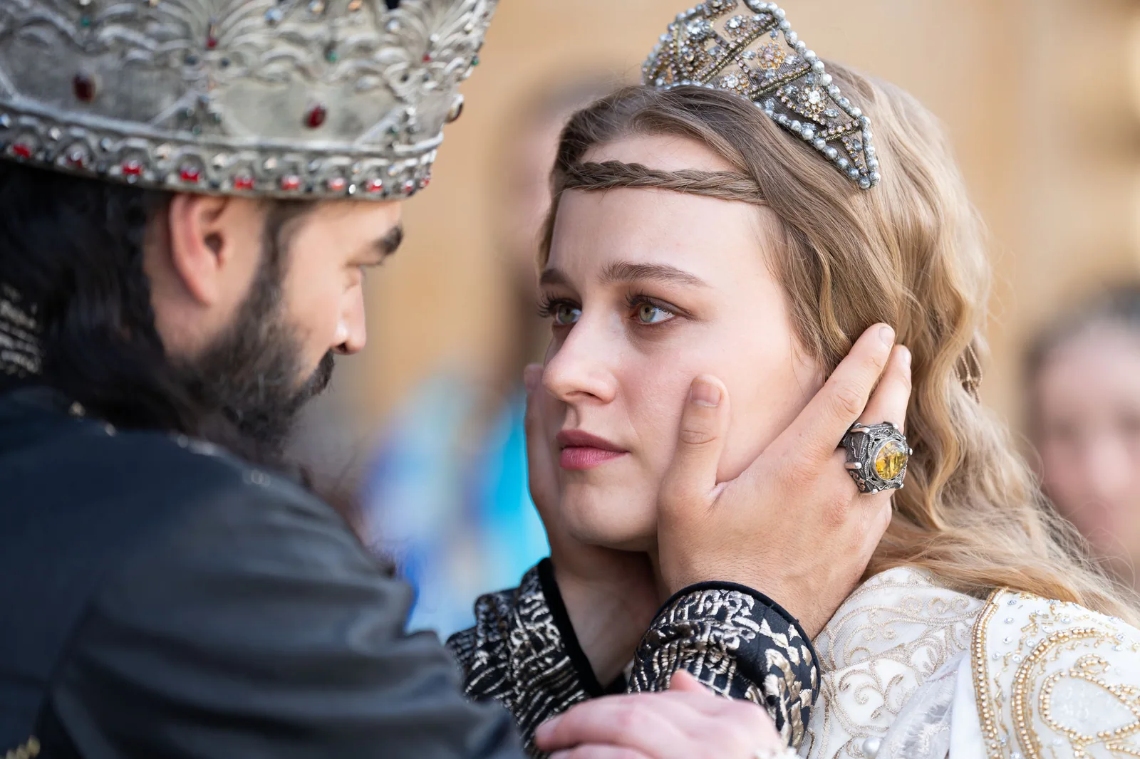 مشهد من مسلسل «الحب والعرش» — صورة من تقرير المصدر الصحفي