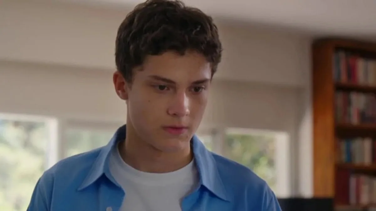 مشهد من مسلسل المعلمة أومور