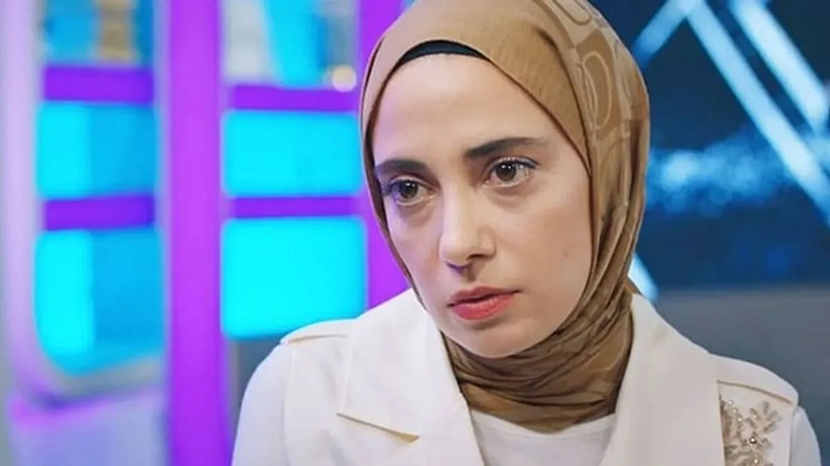 الممثلة سيرين كاراكوج — من لقاء تلفزيوني — الحقوق لأصحابها