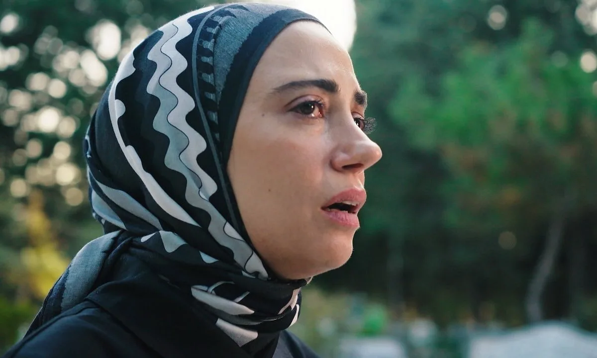 مشهد من مسلسل «شراب التوت» — الحقوق لأصحابها